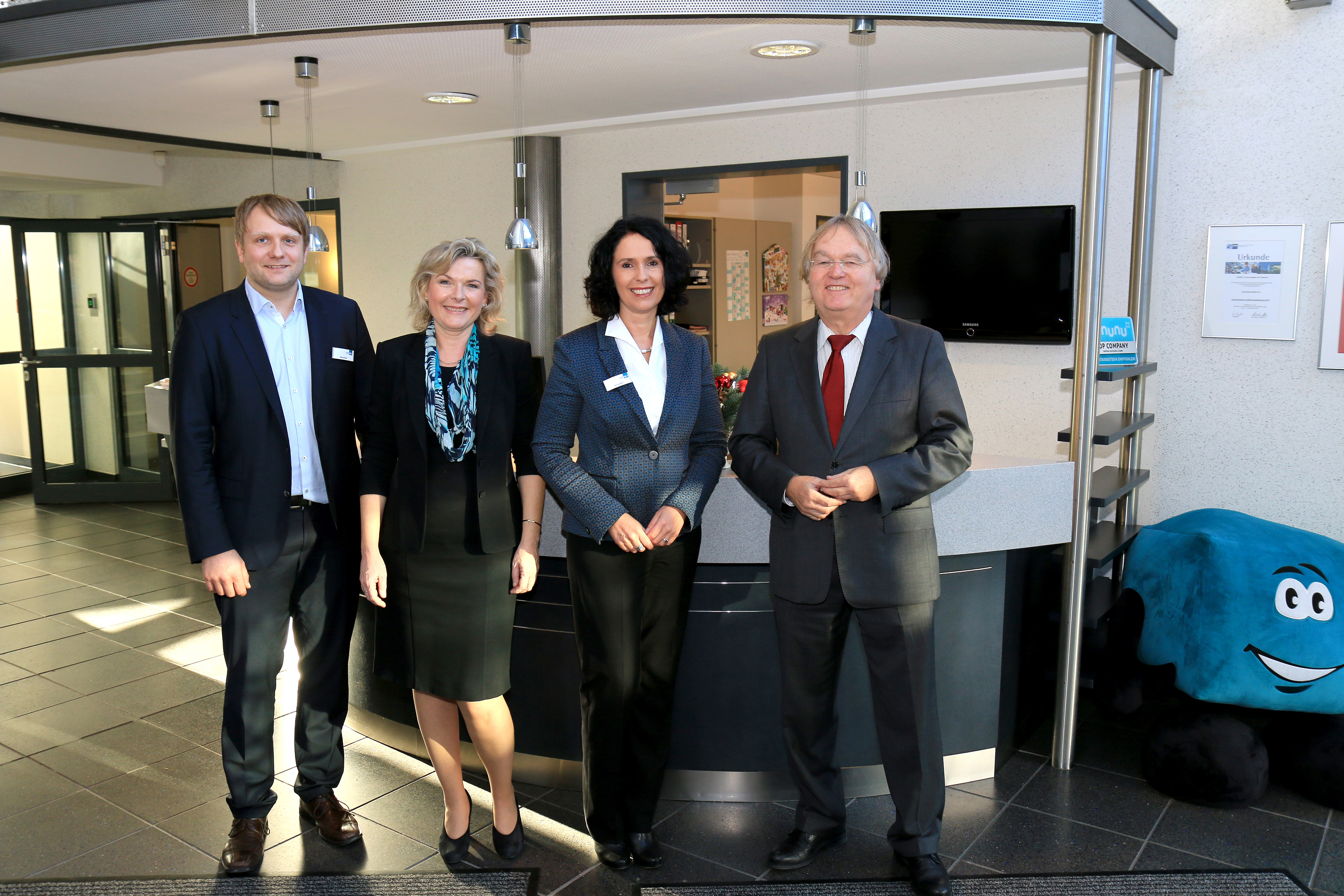 Bil: (v.l.n.r.): Bitkom-Bereichsleiter Felix Zimmermann, CONET-Vorstand Anke Höfer und CONET-Aufsichtsratsmitglied Hans-Jürgen Niemeier begrüßen Elisabeth Winkelmeier-Becker, MdB, (2.v.r.) zur Bitkom-Sitzung bei CONET. Bil: (v.l.n.r.): Bitkom-Bereichsleiter Felix Zimmermann, CONET-Vorstand Anke Höfer und CONET-Aufsichtsratsmitglied Hans-Jürgen Niemeier begrüßen Elisabeth Winkelmeier-Becker, MdB, (2.v.r.) zur Bitkom-Sitzung bei CONET.