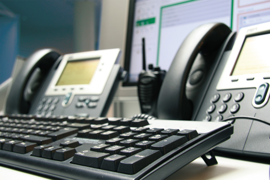 Bild: IP-Telefone und Tastatur vor Bildschirmen Bild: IP-Telefone und Tastatur vor Bildschirmen