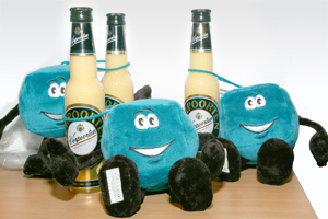 Bild: CONET-Maskottchen Qbix und Eierlikor-Minis von VERPOORTEN Bild: CONET-Maskottchen Qbix und Eierlikor-Minis von VERPOORTEN