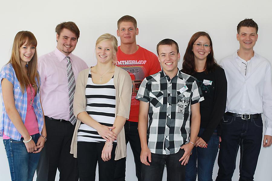 Die CONET-Auszubildenden des Jahrgangs 2011 (v.l.): Jaqueline Löffler, Daniel Clasen, Judith Kaden, Maik Hopfner, Severin Thelen, Corinna Kleber, Kevin Collas Die CONET-Auszubildenden des Jahrgangs 2011 (v.l.): Jaqueline Löffler, Daniel Clasen, Judith Kaden, Maik Hopfner, Severin Thelen, Corinna Kleber, Kevin Collas