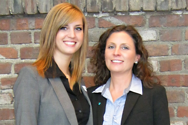 Bild: Agathe Schell (l.) und Ausbildungsleiterin Nicole Goebel bei der IHK-Landesbestenehrung 2011 in Bochum Bild: Agathe Schell (l.) und Ausbildungsleiterin Nicole Goebel bei der IHK-Landesbestenehrung 2011 in Bochum