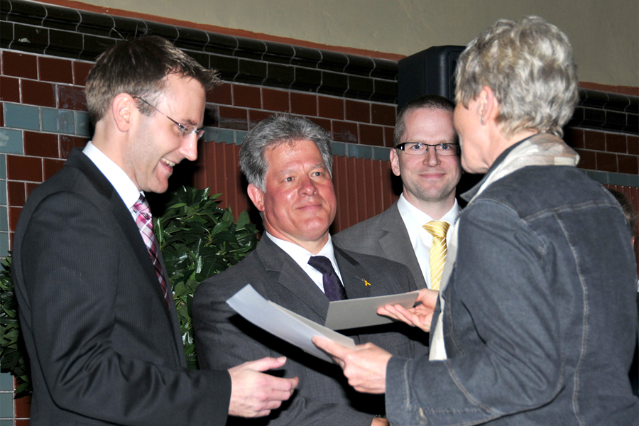 DNUG-Geschäftsführerin Dr. Roswitha Boldt (rechts) gratuliert (v.l.n.r.) Björn Burmester (Projektleiter g.e.b.b.), Dr. Martin Rüttler (Geschäftsführer g.e.b.b.) und Ralf Haarhoff (Leiter Domino Solutions CONET) - Bild: DNUG DNUG-Geschäftsführerin Dr. Roswitha Boldt (rechts) gratuliert (v.l.n.r.) Björn Burmester (Projektleiter g.e.b.b.), Dr. Martin Rüttler (Geschäftsführer g.e.b.b.) und Ralf Haarhoff (Leiter Domino Solutions CONET) - Bild: DNUG