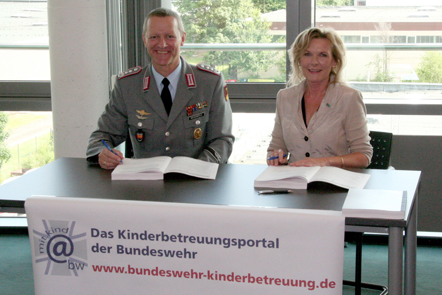 Oberst i.G. Martin Weißenfels, Leiter der Gruppe Bundeswehraufgaben im Streitkräfteamt, und CONET-Geschäftsführerin Anke Höfer bei der Vertragsunterzeichnung in den Räumen der g.e.b.b. – Bild: CONET Oberst i.G. Martin Weißenfels, Leiter der Gruppe Bundeswehraufgaben im Streitkräfteamt, und CONET-Geschäftsführerin Anke Höfer bei der Vertragsunterzeichnung in den Räumen der g.e.b.b. – Bild: CONET