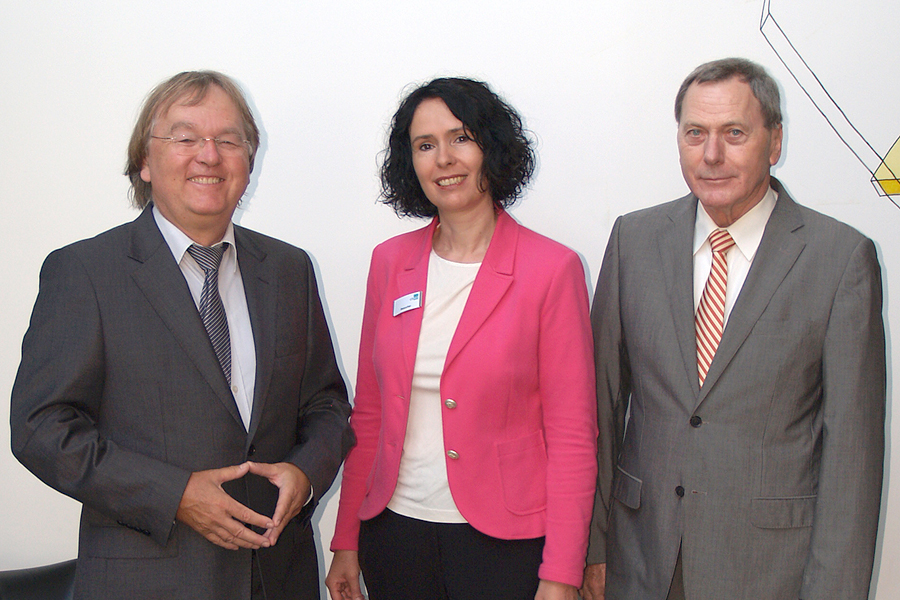 CONET-Aufsichtsrat Hans-Jürgen Niemeier (links) und der NATO-Beauftragte der CONET Solutions GmbH Joachim Mörsdorf begrüßten MdB Elisabeth Winkelmeier-Becker in der CONET-Unternehmenszentrale in Hennef - Bild: CONET CONET-Aufsichtsrat Hans-Jürgen Niemeier (links) und der NATO-Beauftragte der CONET Solutions GmbH Joachim Mörsdorf begrüßten MdB Elisabeth Winkelmeier-Becker in der CONET-Unternehmenszentrale in Hennef - Bild: CONET