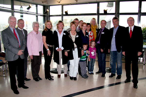 Bild: Lauter fröhliche Gesichter - die Besucher bei der CONET-Spendenübergabe 2012 Bild: Lauter fröhliche Gesichter - die Besucher bei der CONET-Spendenübergabe 2012