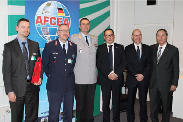 Gruppenbild mit den Referenten (v. l.): Alexander Bouillon (CONET Solutions GmbH), Oberst i.G. Michael Volkmer (FüUstgKdo), OTL Thorsten Kreuzkam (Betriebszentrum IT-System), Heiko Maneth (BWI), Raimund Richter (Thales Deutschland GmbH) und der Moderator, Oberst a.D. Joachim Mörsdorf (CONET Solutions GmbH und Vorstand AFCEA Bonn e.V.). Gruppenbild mit den Referenten (v. l.): Alexander Bouillon (CONET Solutions GmbH), Oberst i.G. Michael Volkmer (FüUstgKdo), OTL Thorsten Kreuzkam (Betriebszentrum IT-System), Heiko Maneth (BWI), Raimund Richter (Thales Deutschland GmbH) und der Moderator, Oberst a.D. Joachim Mörsdorf (CONET Solutions GmbH und Vorstand AFCEA Bonn e.V.).