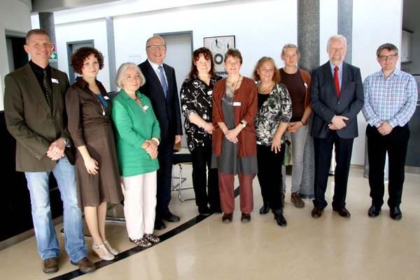 Bild: Die Gewinner des CONET-Spendenwettbewerbs 2013 zusammen mit CONET-Vorstand Rüdiger Zeyen (4.v.l.), der stellvertretenden Landrätin Michaela Balansky (4.v.r.) und Hennefs stellvertretendem Bürgermeister Jochen Herchenbach (2.v.r) – Bild: CONET Bild: Die Gewinner des CONET-Spendenwettbewerbs 2013 zusammen mit CONET-Vorstand Rüdiger Zeyen (4.v.l.), der stellvertretenden Landrätin Michaela Balansky (4.v.r.) und Hennefs stellvertretendem Bürgermeister Jochen Herchenbach (2.v.r) – Bild: CONET