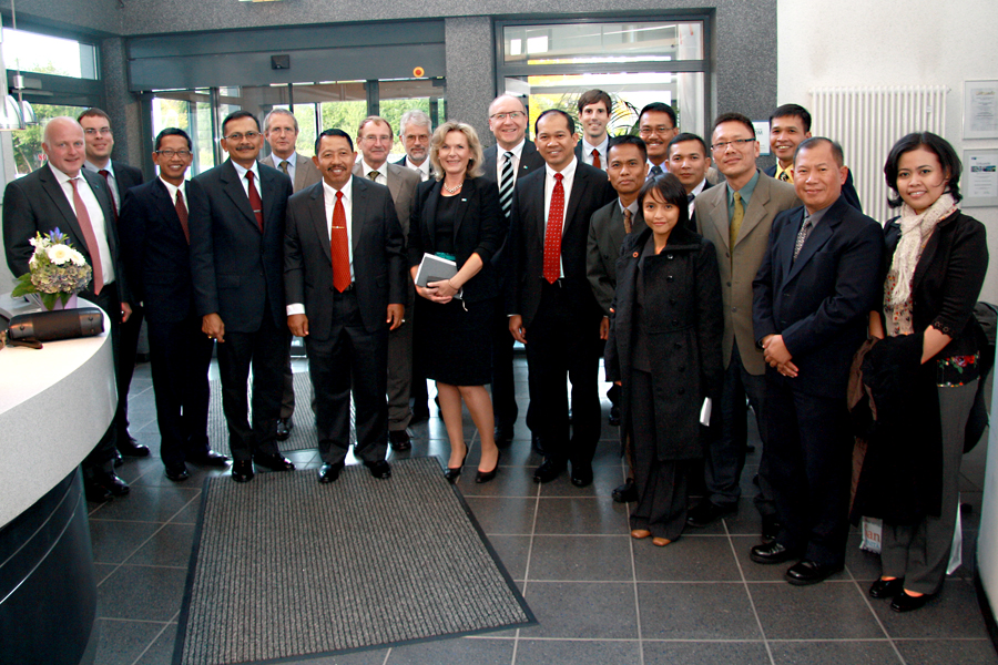 Image: Indonesian Army visiting CONET; with Personal Assistant to the Chief of the Indonesian Army Major General Subagio (6th from left), the Head of the Psychological Service of the Indonesian Army Brigadier General Sumitra (4th from left), the Indonesian Defence Attache in Berlin Colonel Samsul Rizal (11th from left) as well as CONET CEO Rüdiger Zeyen (10th from left) and CONET Solutions Managing Director Anke Höfer (9th from left). Copyright: CONET 2013 Image: Indonesian Army visiting CONET; with Personal Assistant to the Chief of the Indonesian Army Major General Subagio (6th from left), the Head of the Psychological Service of the Indonesian Army Brigadier General Sumitra (4th from left), the Indonesian Defence Attache in Berlin Colonel Samsul Rizal (11th from left) as well as CONET CEO Rüdiger Zeyen (10th from left) and CONET Solutions Managing Director Anke Höfer (9th from left). Copyright: CONET 2013