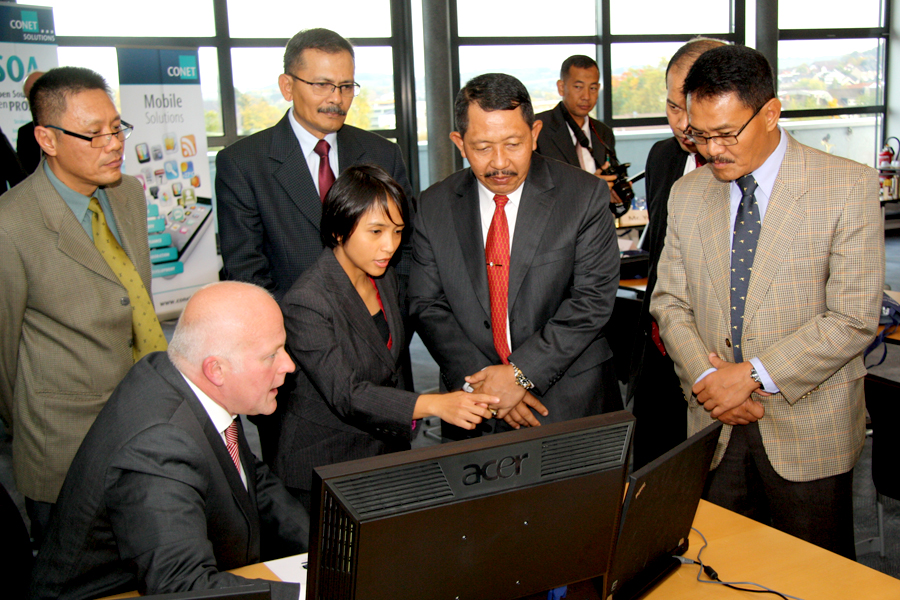 Image: Taking a closer look at CAT; with Personal Assistant to the Chief of the Indonesian Army Major General Subagio (5th from left), the Head of the Psychological Service of the Indonesian Army Brigadier General Sumitra (3rd from left). Copyright: CONET 2013 Image: Taking a closer look at CAT; with Personal Assistant to the Chief of the Indonesian Army Major General Subagio (5th from left), the Head of the Psychological Service of the Indonesian Army Brigadier General Sumitra (3rd from left). Copyright: CONET 2013