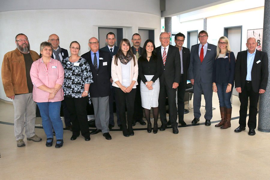 Volles Haus: CONET vertreten durch Vorstandsvorsitzenden Rüdiger Zeyen (5.v.r.) und die Jury-Mitglieder Mirela Vidojkovic (6.v.r.) und Natalia Michaels (7.v.r.) übergab die Spenden im Beisein von Landrat Sebastian Schuster und Hennefs Bürgermeister Klaus Pipke (3.u.4.v.r.) an die Spendenempfänger aus dem Rhein-Sieg-Kreis. Foto: CONET Volles Haus: CONET vertreten durch Vorstandsvorsitzenden Rüdiger Zeyen (5.v.r.) und die Jury-Mitglieder Mirela Vidojkovic (6.v.r.) und Natalia Michaels (7.v.r.) übergab die Spenden im Beisein von Landrat Sebastian Schuster und Hennefs Bürgermeister Klaus Pipke (3.u.4.v.r.) an die Spendenempfänger aus dem Rhein-Sieg-Kreis. Foto: CONET