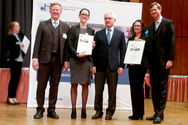 Bild: IHK-Ehrung der besten Auszubildenden und Ausbildungsbetriebe: Otto Brandenburg, Geschäftsführer der IHK-Weiterbildungsgesellschaft (v.l.), Corinna Kleber, Prüfungsbeste von CONET, Alfons Am Zehnhoff-Söns, IHK-Vizepräsident (Mitte), Nicole Goebel, CONET-Ausbildungsleiterin, Dr. Hubertus Hille, Hauptgeschäftsführer IHK Bonn/Rhein-Sieg (v.r.) Bild: IHK-Ehrung der besten Auszubildenden und Ausbildungsbetriebe: Otto Brandenburg, Geschäftsführer der IHK-Weiterbildungsgesellschaft (v.l.), Corinna Kleber, Prüfungsbeste von CONET, Alfons Am Zehnhoff-Söns, IHK-Vizepräsident (Mitte), Nicole Goebel, CONET-Ausbildungsleiterin, Dr. Hubertus Hille, Hauptgeschäftsführer IHK Bonn/Rhein-Sieg (v.r.)