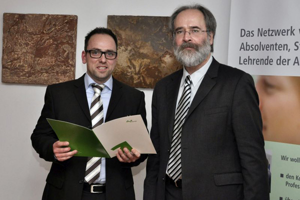 Preisträger Markus Schweitzer nimmt seine Auszeichnung im Rahmen der Absolventenfeier von Prof. Dr. Paul Nikodemus, Präsident der AKAD University, entgegen. Fotoquelle: AKAD Preisträger Markus Schweitzer nimmt seine Auszeichnung im Rahmen der Absolventenfeier von Prof. Dr. Paul Nikodemus, Präsident der AKAD University, entgegen. Fotoquelle: AKAD
