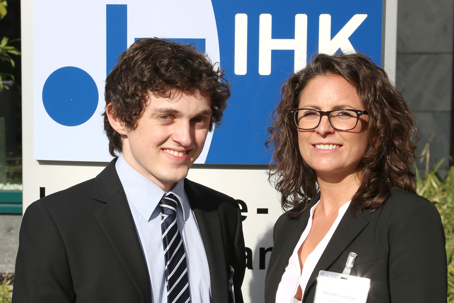CONET-Auszubildender Moritz Menken (links) mit Ausbildungsleiterin Nicole Goebel nach der feierlichen Übergabe der IHK Bonn/Rhein-Sieg. Foto: Juliane Wanhoff CONET-Auszubildender Moritz Menken (links) mit Ausbildungsleiterin Nicole Goebel nach der feierlichen Übergabe der IHK Bonn/Rhein-Sieg. Foto: Juliane Wanhoff