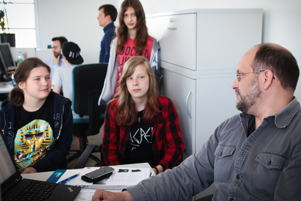 Neben den klassischen technischen IT-Berufen, bekamen Hannah Dieske (links), Katharina Häusler (rechts) und Linda Promies (hinten) einen Einblick in die Arbeit des CONET-Pressesprechers Simon Vieth (rechts). Foto: CONET Neben den klassischen technischen IT-Berufen, bekamen Hannah Dieske (links), Katharina Häusler (rechts) und Linda Promies (hinten) einen Einblick in die Arbeit des CONET-Pressesprechers Simon Vieth (rechts). Foto: CONET