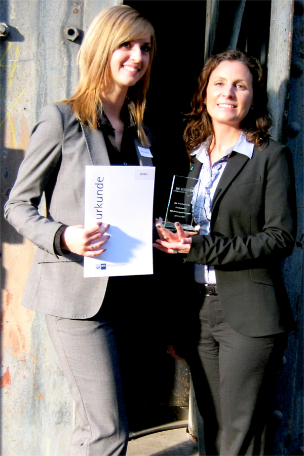 Bild: Agathe Schell (l.) und Ausbildungsleiterin Nicole Goebel bei der IHK-Landesbestenehrung 2011 in Bochum Bild: Agathe Schell (l.) und Ausbildungsleiterin Nicole Goebel bei der IHK-Landesbestenehrung 2011 in Bochum