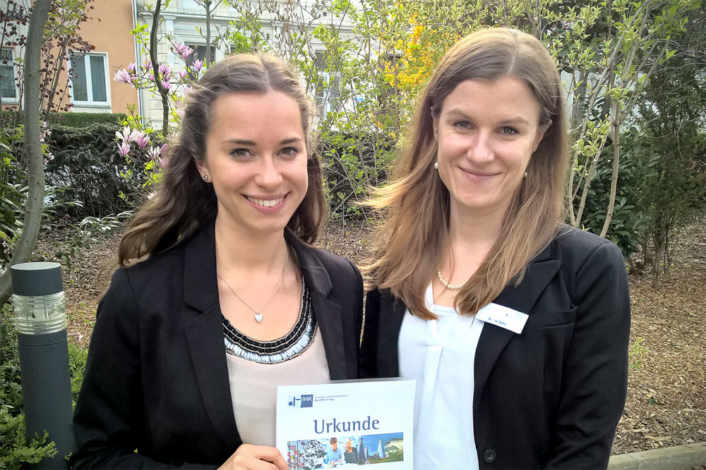 Bild: Annika Heymann (links) mit CONET-Personalreferentin Marie Ritter nach der feierlichen Übergabe vor dem IHK-Gebäude in Bonn. Foto: CONET Bild: Annika Heymann (links) mit CONET-Personalreferentin Marie Ritter nach der feierlichen Übergabe vor dem IHK-Gebäude in Bonn. Foto: CONET