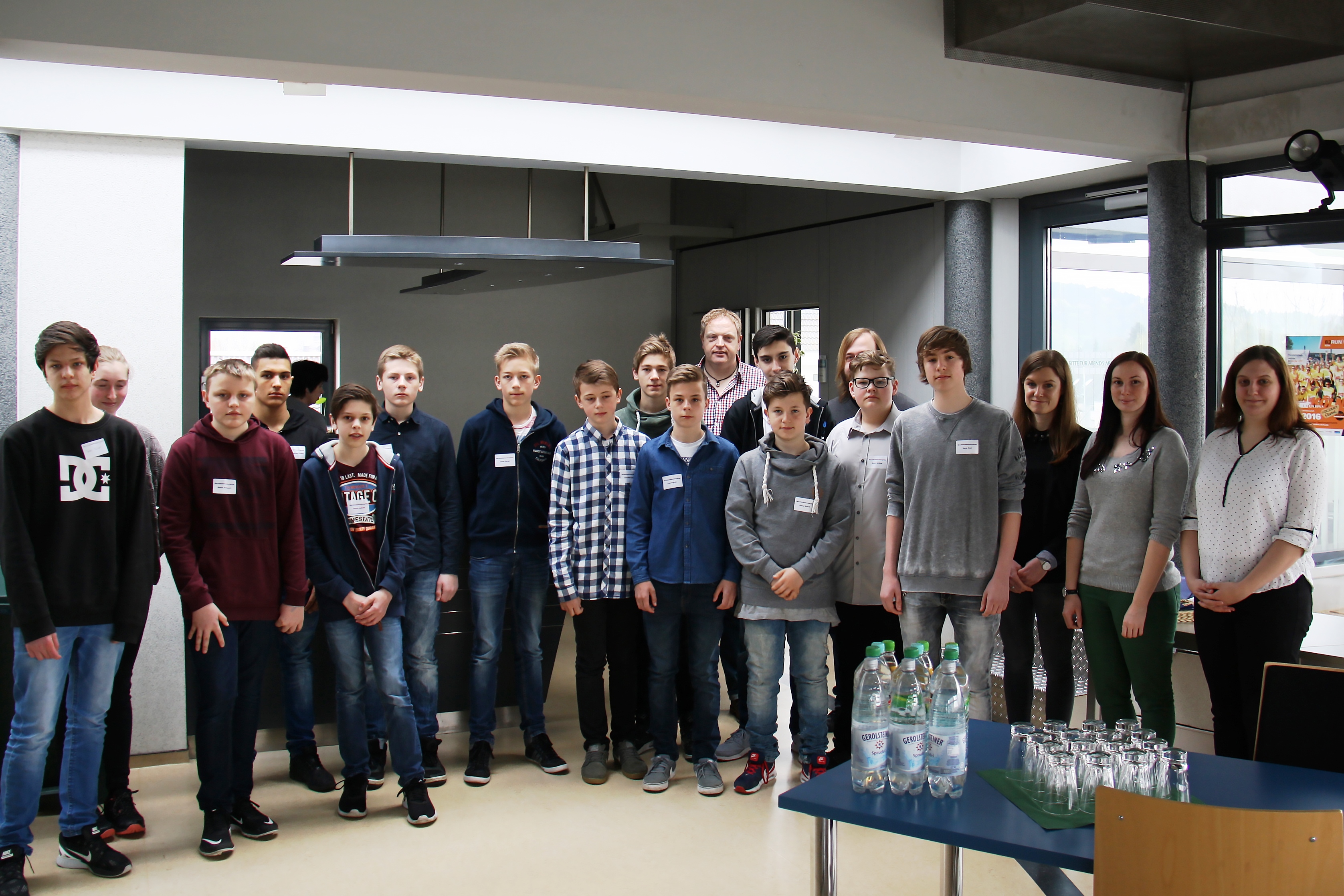 Bild v.l.n.r.: 14 Schülerinnen und Schüler gemeinsam mit dem CONET-Team bestehend aus den IT-Experten Stefan Langguth und Christopher Schmitz, Personalreferentin Marie Ritter, Auszubildende Stephanie Kienzler und Software-Entwicklerin Natascha Brell. Bild v.l.n.r.: 14 Schülerinnen und Schüler gemeinsam mit dem CONET-Team bestehend aus den IT-Experten Stefan Langguth und Christopher Schmitz, Personalreferentin Marie Ritter, Auszubildende Stephanie Kienzler und Software-Entwicklerin Natascha Brell.