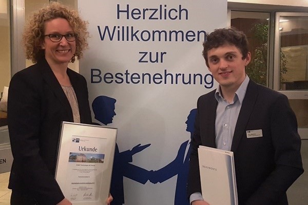 Bild: CONET-Ausbildungsleiterin Martina Preuß(rechts) mit Moritz Menken nach der feierlichen Übergabe der IHK Bonn/Rhein-Sieg. Foto: CONET Bild: CONET-Ausbildungsleiterin Martina Preuß(rechts) mit Moritz Menken nach der feierlichen Übergabe der IHK Bonn/Rhein-Sieg. Foto: CONET