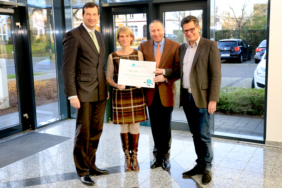 Bild: Bild: CONET-Vorstandsvorsitzender Ulrich Wantia, die Geschäftsführerin der Kinder- und Jugendstiftung Ursula Yogeshwar, Vorsitzender der Stiftung Dr. Wilhelm Thiele und Hennefs Bürgermeister Klaus Pipke Bild: Bild: CONET-Vorstandsvorsitzender Ulrich Wantia, die Geschäftsführerin der Kinder- und Jugendstiftung Ursula Yogeshwar, Vorsitzender der Stiftung Dr. Wilhelm Thiele und Hennefs Bürgermeister Klaus Pipke