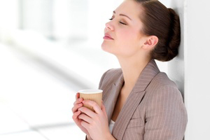 Bild: Frau mit Laptop genießt eine Tasse Kaffee Bild: Frau mit Laptop genießt eine Tasse Kaffee