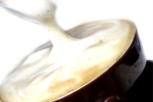 Bild: Tasse Kaffee mit Milchschaumhaube Bild: Tasse Kaffee mit Milchschaumhaube