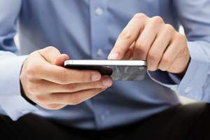Bild: Mann bedient Smartphone Bild: Mann bedient Smartphone