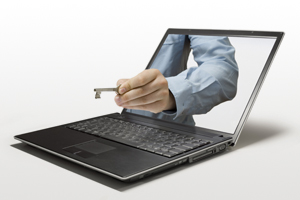 Bild: Intelligentes Access Management - Hand greift mit Schlüssel durch Bildschirm Bild: Intelligentes Access Management - Hand greift mit Schlüssel durch Bildschirm