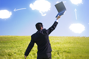 Bild: Mann mit Laptop in den Clouds Bild: Mann mit Laptop in den Clouds