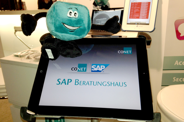 Bild: Das SAP-Beratungshaus CONET Business Consultants auf den M-Days 2014 - mit dem CONET-Maskottchen Qbix Bild: Das SAP-Beratungshaus CONET Business Consultants auf den M-Days 2014 - mit dem CONET-Maskottchen Qbix