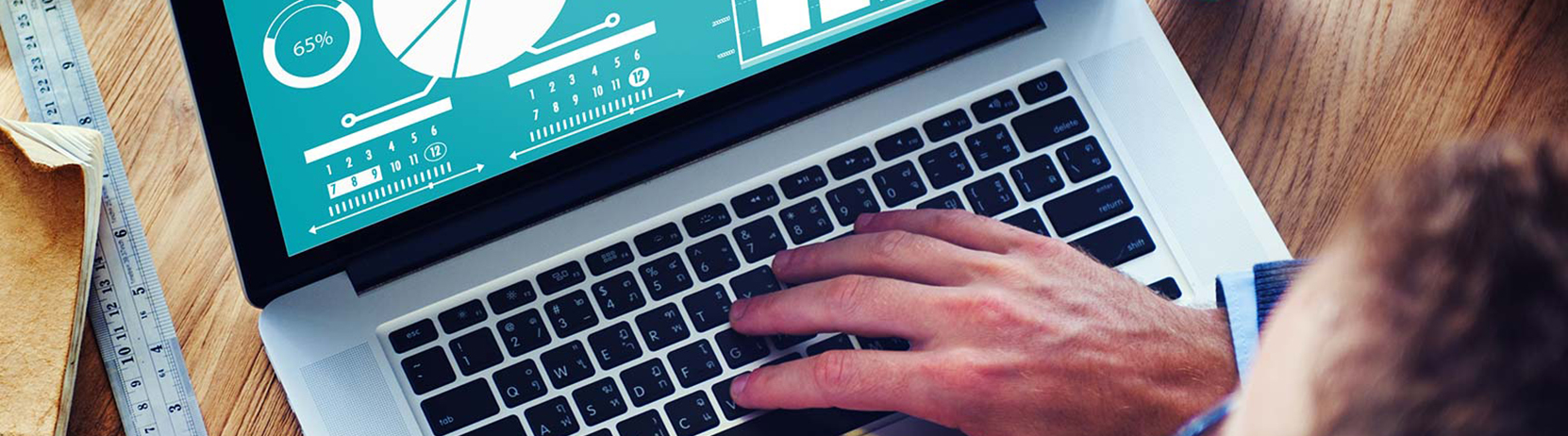 Mann programmiert am Laptop