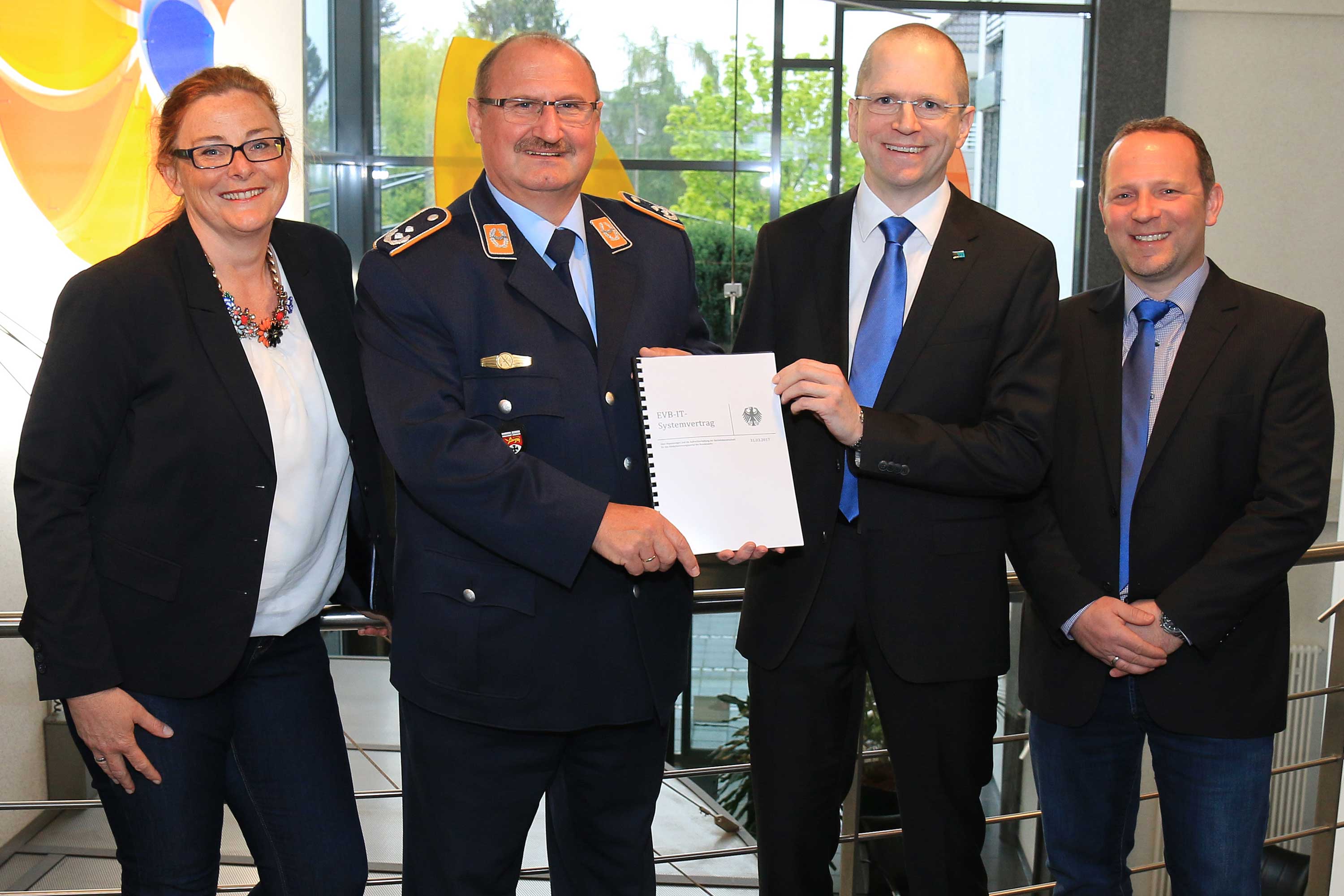 Bild: Kinderbetreuungsportal Bundeswehr: Vertragsübergabe bei CONET Bild: Kinderbetreuungsportal Bundeswehr: Vertragsübergabe bei CONET