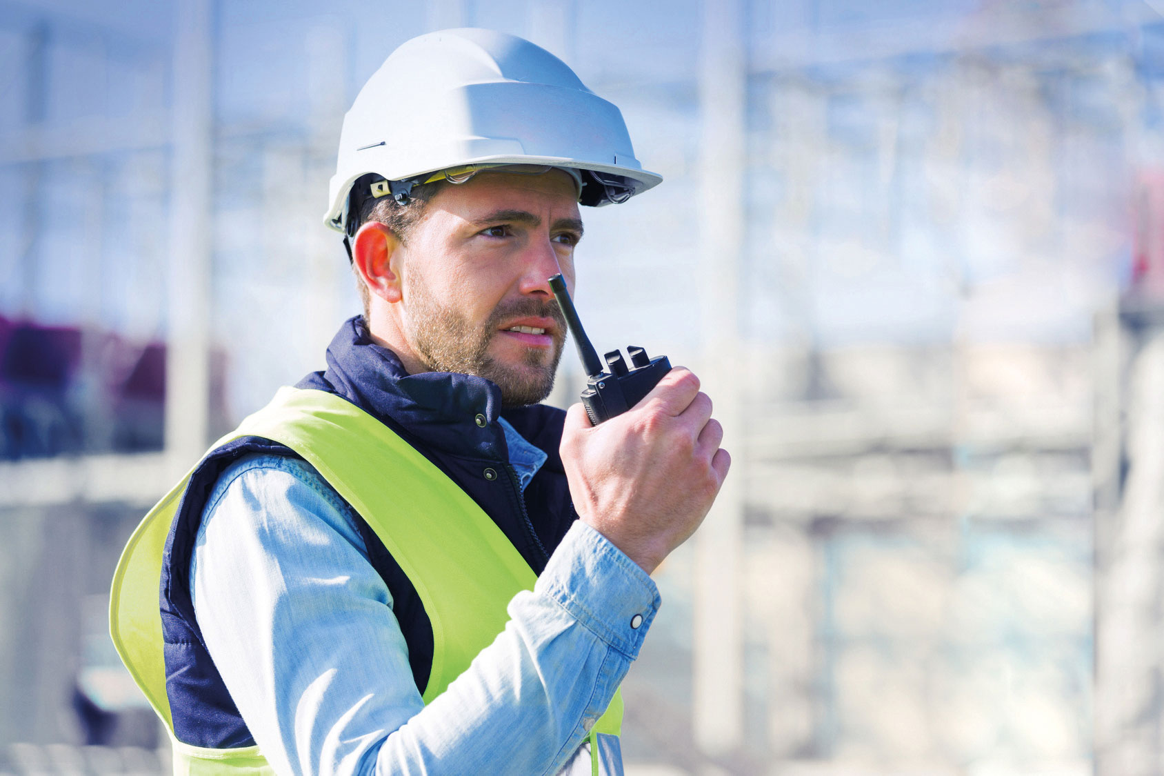 Image: CONET UC Radio Suite for Utilities - Worker with handheld Radio Image: CONET UC Radio Suite for Utilities - Worker with handheld Radio