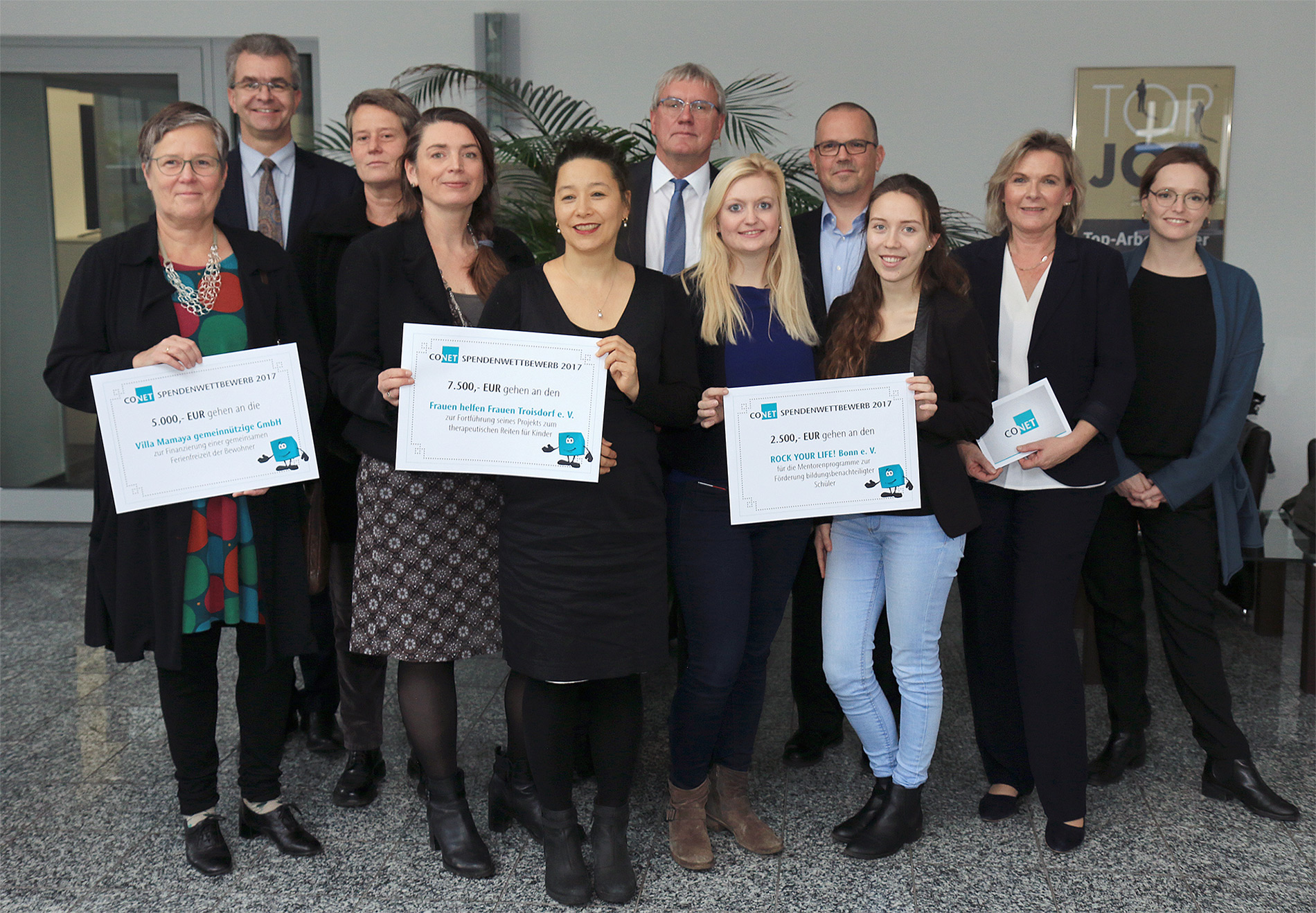 Bild: Die Gewinner des CONET-Spendenwettbewerbs gemeinsam mit Landrat Sebastian Schuster und dem Hennefer Beigeordneten Martin Herkt, CONET-Vorstandsvorsitzende Anke Höfer und Mitgliedern der CONET-Jury. Bild: Die Gewinner des CONET-Spendenwettbewerbs gemeinsam mit Landrat Sebastian Schuster und dem Hennefer Beigeordneten Martin Herkt, CONET-Vorstandsvorsitzende Anke Höfer und Mitgliedern der CONET-Jury.