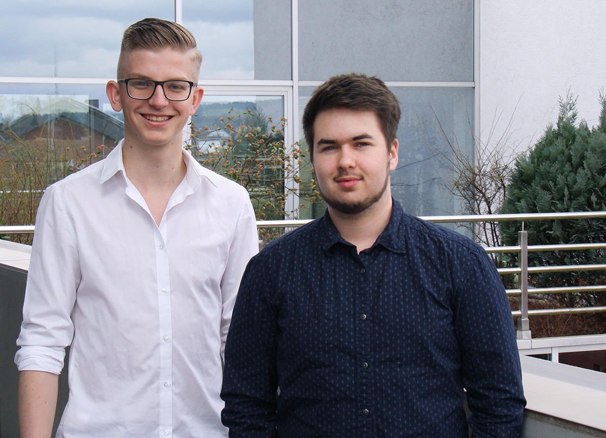 Foto: Die CONET-Auszubildenden Robin Janzen (links) und Tim Raderschad sind im Auftrag der IHK Bonn/Rhein-Sieg als Ausbildungsbotschafter im Einsatz. Foto: Die CONET-Auszubildenden Robin Janzen (links) und Tim Raderschad sind im Auftrag der IHK Bonn/Rhein-Sieg als Ausbildungsbotschafter im Einsatz.