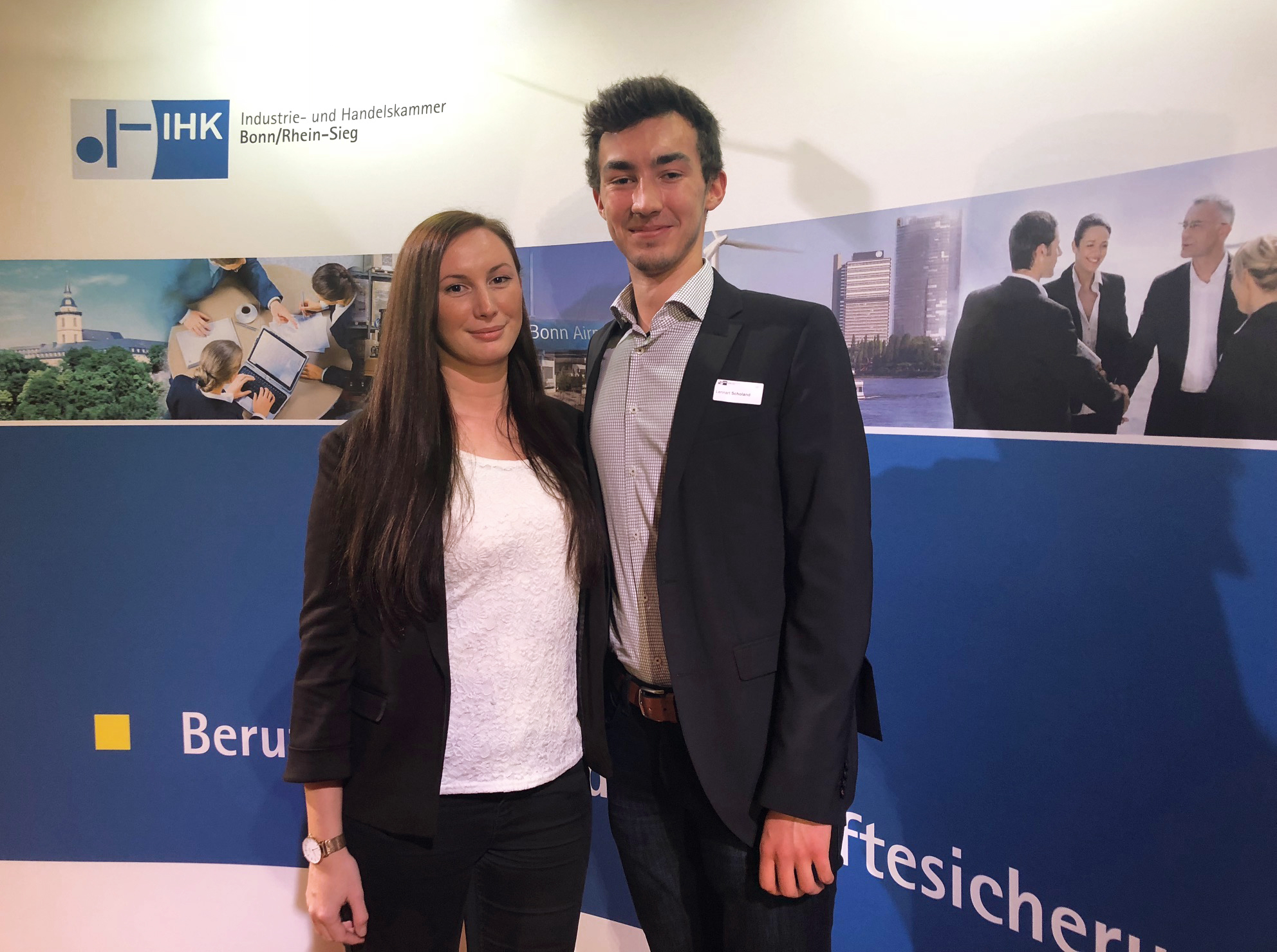 Foto: Stephanie Kienzler und Lennart Scholand bei der IHK-Ehrung als Kammerbeste Foto: Stephanie Kienzler und Lennart Scholand bei der IHK-Ehrung als Kammerbeste