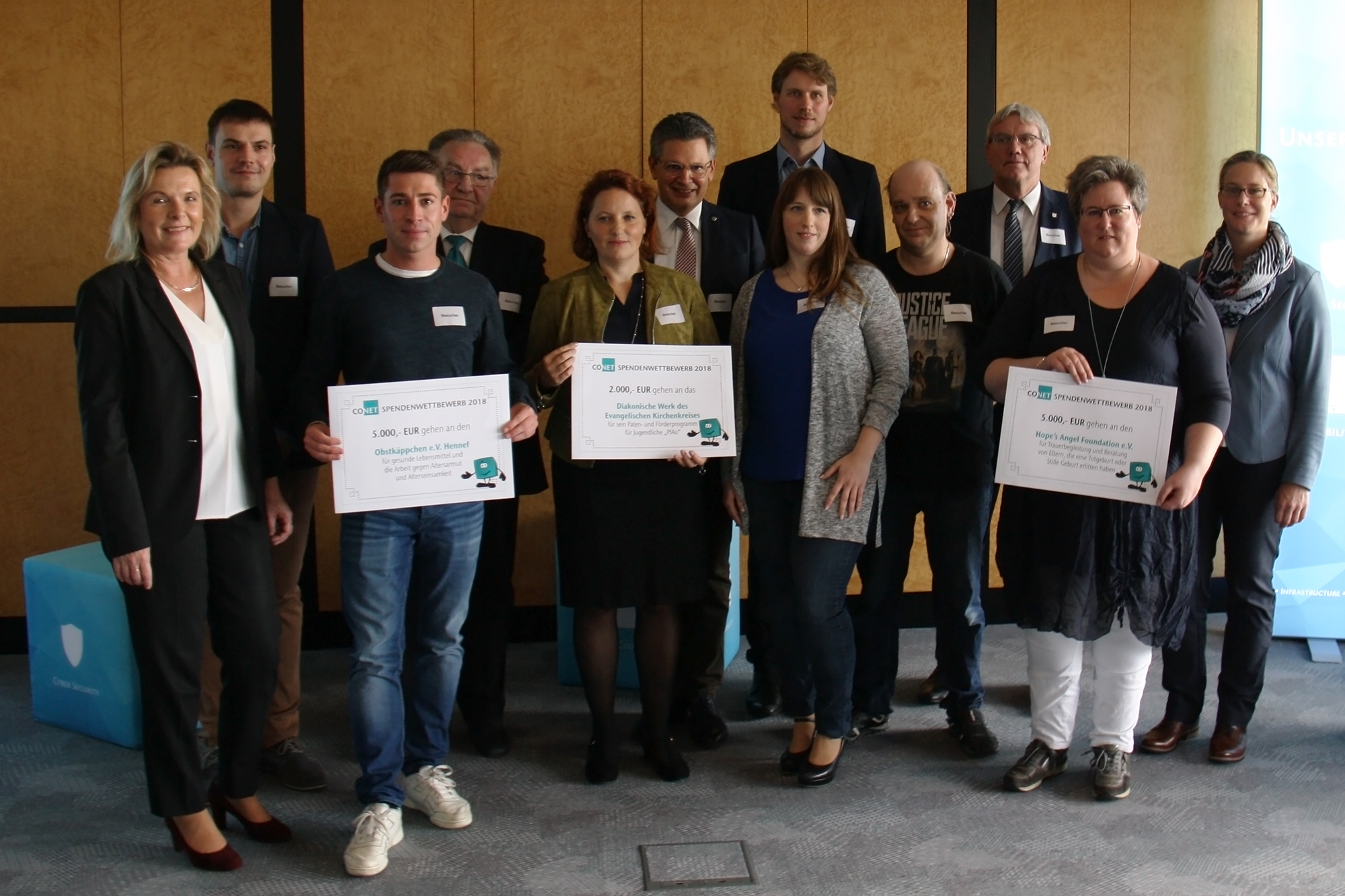 Die Gewinner des CONET-Spendenwettbewerbs gemeinsam mit Landrat Sebastian Schuster und dem Hennefer Bürgermeister Klaus Pipke, CONET CEO Anke Höfer und Mitgliedern der CONET-Jury. Die Gewinner des CONET-Spendenwettbewerbs gemeinsam mit Landrat Sebastian Schuster und dem Hennefer Bürgermeister Klaus Pipke, CONET CEO Anke Höfer und Mitgliedern der CONET-Jury.
