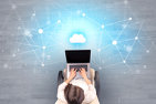 Bild: Frau arbeitet an Notebook mit Mobilty und Cloud