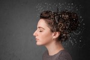 Bild: Frau mit Gedanken im Kopf