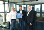 Die Urkunde zum Erreichen des Sophos-Platinum-Status überreichte Sophos Senior Channel Account Executive Gisbert Wienke (Mitte) in der Bonner CONET-Zentrale am Bundeskanzlerplatz persönlich an Director Services & Operations Hardy Heynen (rechts) und Senior Consultant und Partner Manager Manfred Hillebrand von CONET.