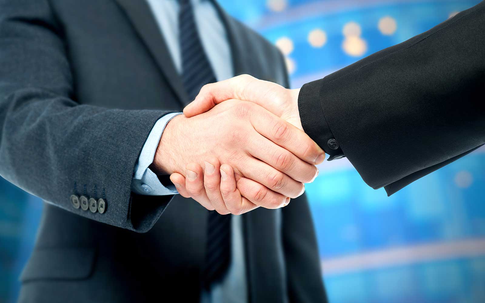 Bild: Zwei Männer geben sich die Hand