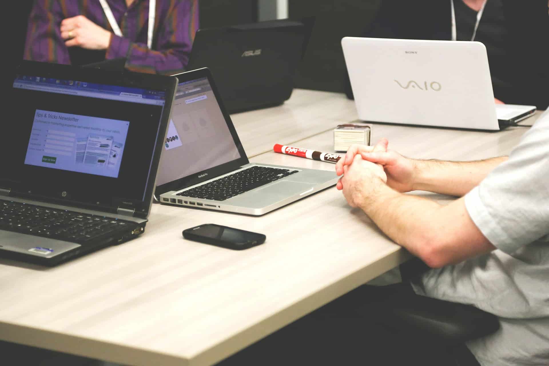 Bild: CONET, Wissensmanagement, Tisch, Laptop