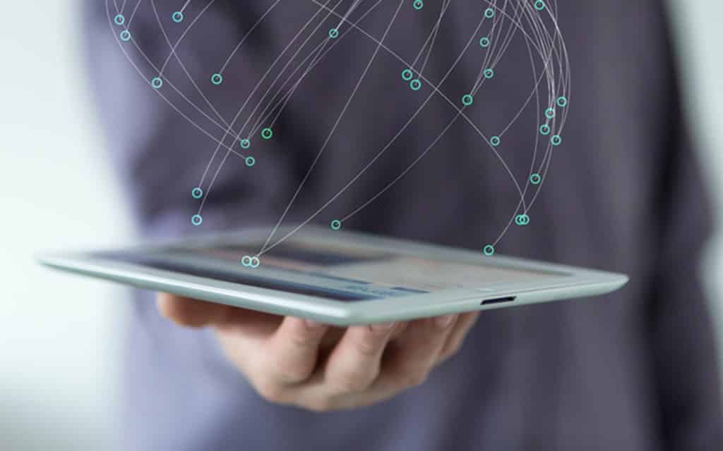 Bild: Vernetzung, Mensch mit Tablet in der Hand