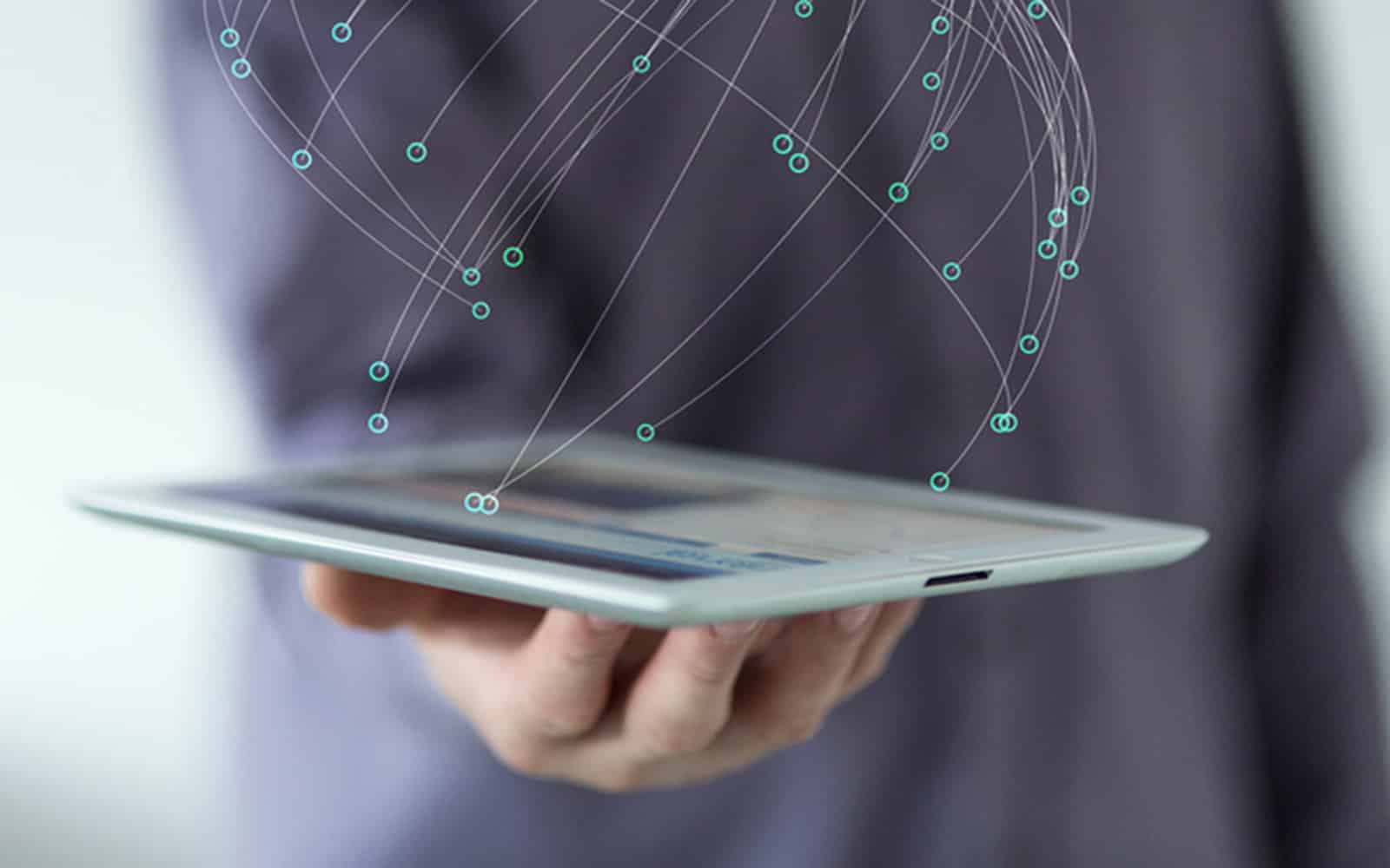 Bild: Vernetzung, Mensch mit Tablet in der Hand