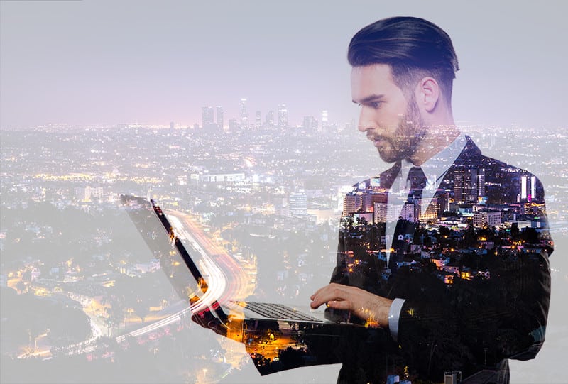 Bild: Mann mit Laptop vor Stadt, CONET, Office 365, Enterprise Mobility & Security, Exchange Online