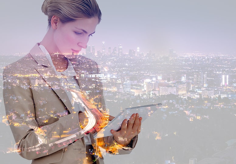 Bild: Office 365 Updates im Überblick, Frau mit Laptop vor Stadt