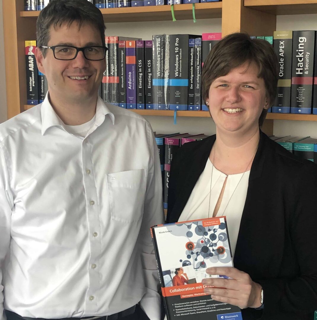 Autorin Nicole Enders mit Fachgutachter Lars Heiermann und ihrem Buch "Collaboration mit Office 365"