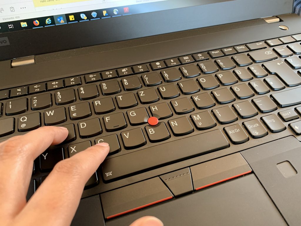 Bild: Arbeiten bei CONET mit aktueller Ausstattung.