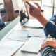 Foto: Softwareentwickler zeigt Code auf Bildschirm