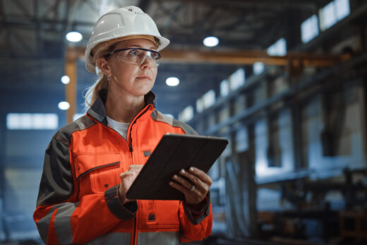 Bild: SAP Extended Warehouse Management Lagerverwalterin mit Tablet