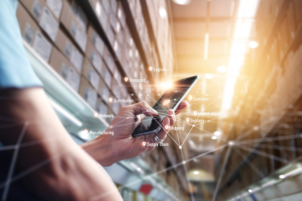 Foto: SAP Materials Management Person mit Smartphone im Lagerhaus